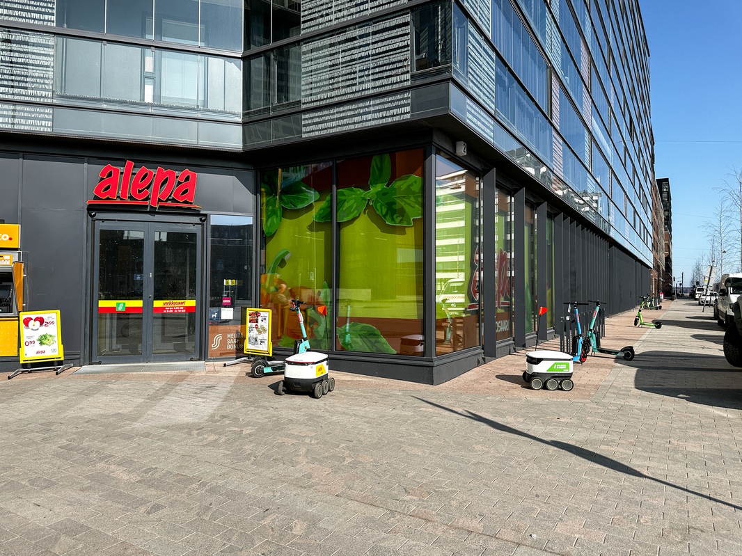 Lähikauppa Alepa kulman takana, myös Redin kauppakeskus vieressä