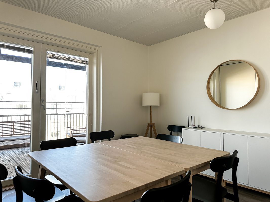 Taloyhtiön kerhohuone, jonka yhteydessä myös parveke ja pieni keittiö