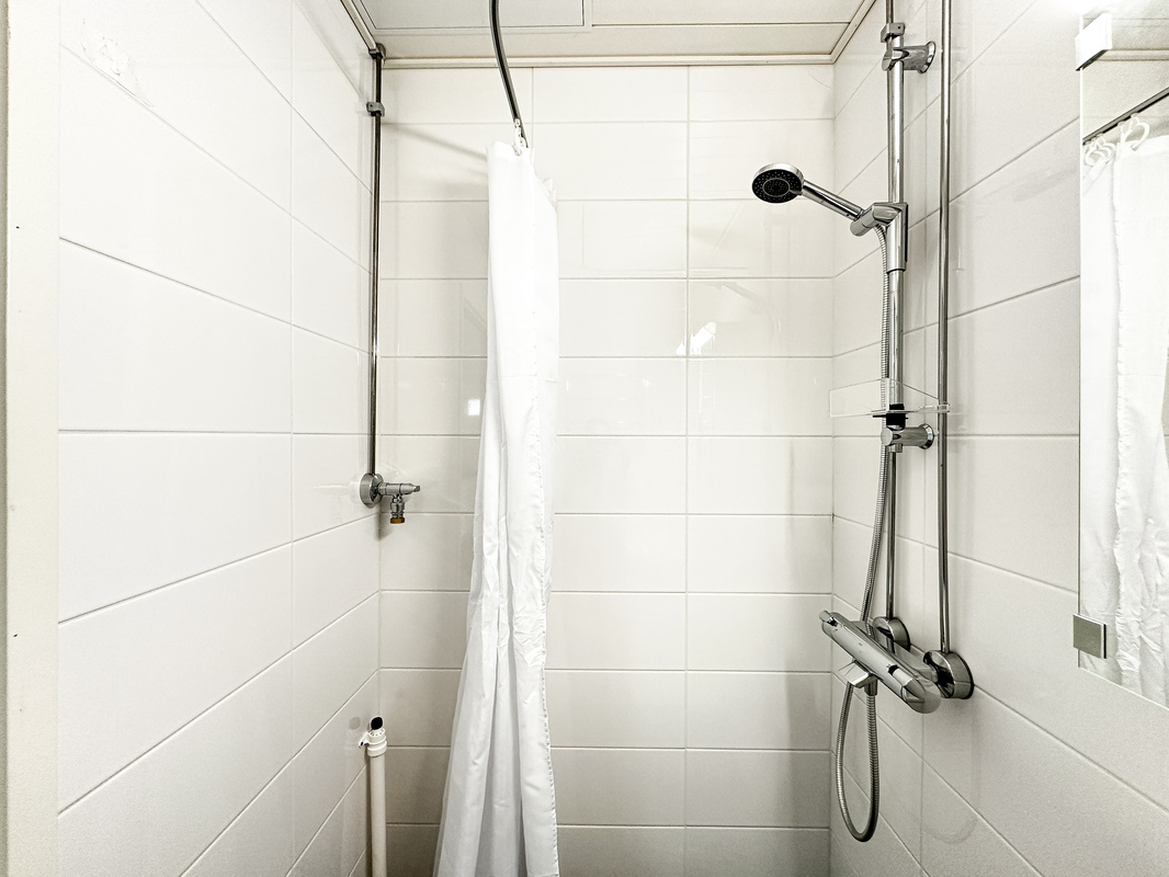 Kylpyhuoneessa pesukoneliitäntä