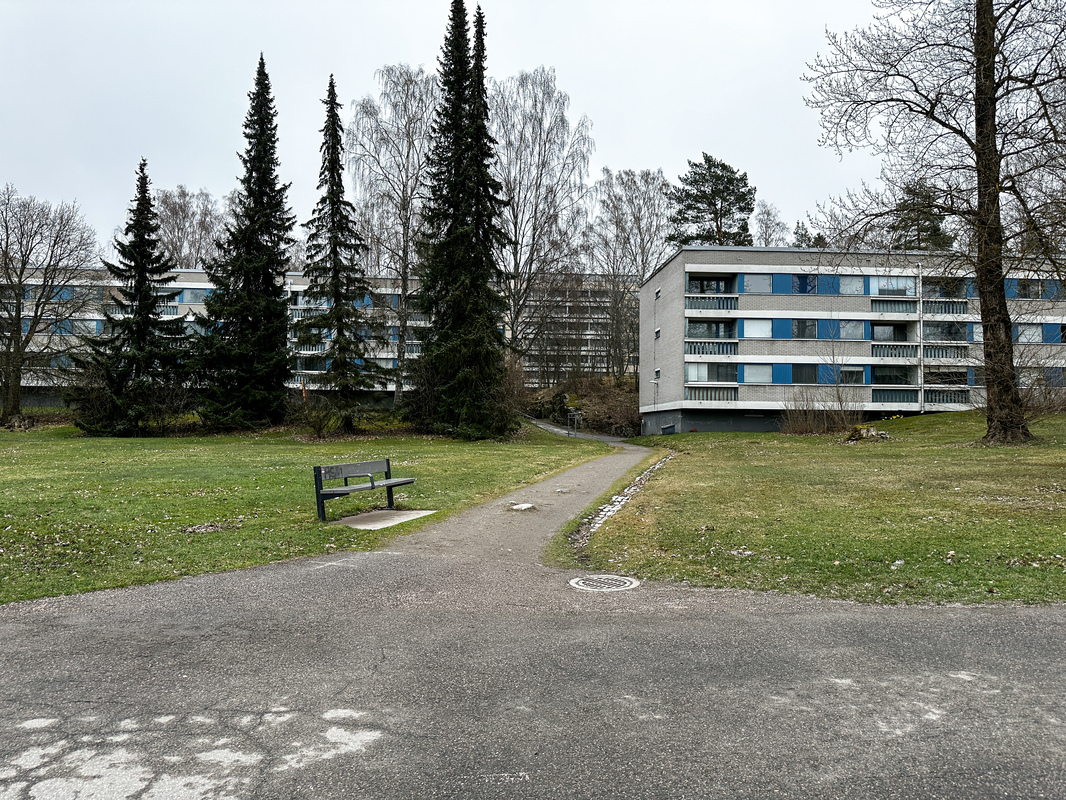 Taloa ympäröi vehreät puistomaisemat