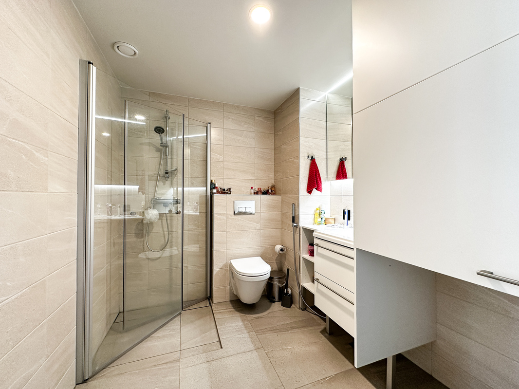 Kylpyhuoneeseen saa oman pyykinpesukoneen halutessaan