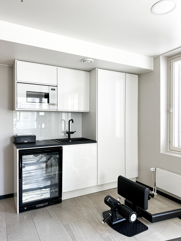 kuntosalissa pieni keittiö