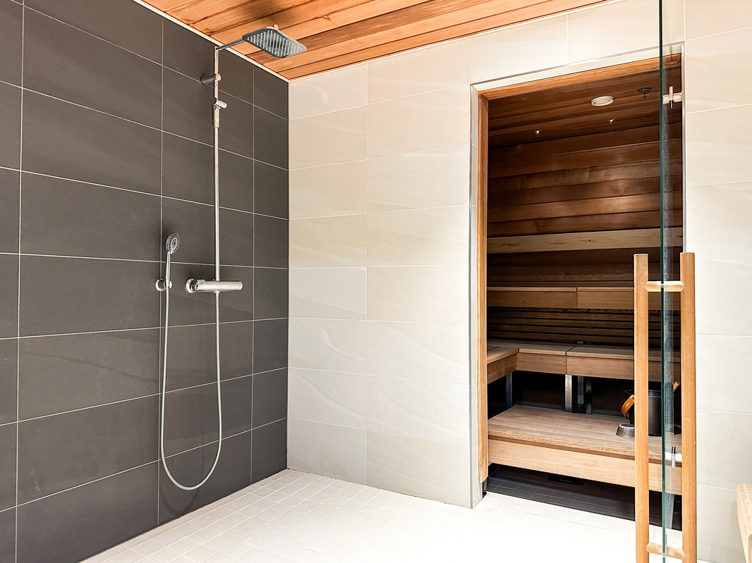 Taloyhtiön saunatilojen suihkutilat