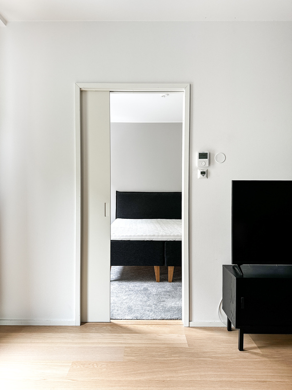 liukuovi erottelee olohuoneen makuuhuoneesta