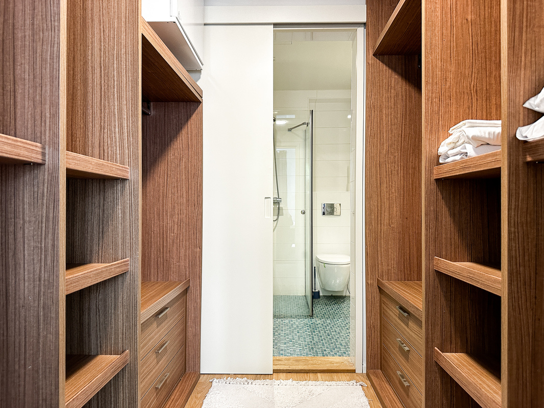 Vaatehuoneesta pääsee myös kylpyhuoneeseen