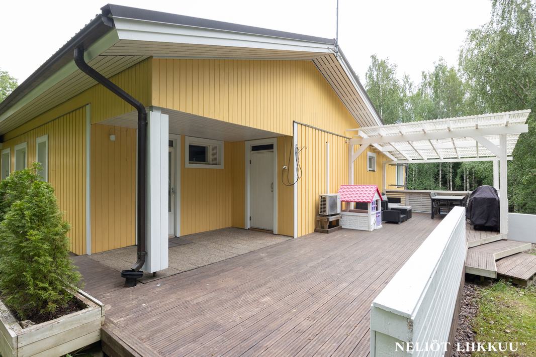 Tilava terassi, joka osittain katettu