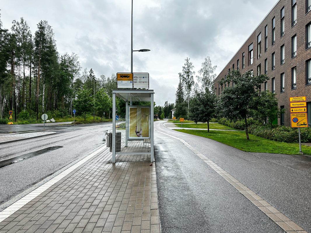 Aivan asunnon edessä bussipysäkki, juna-asema 550m päässä