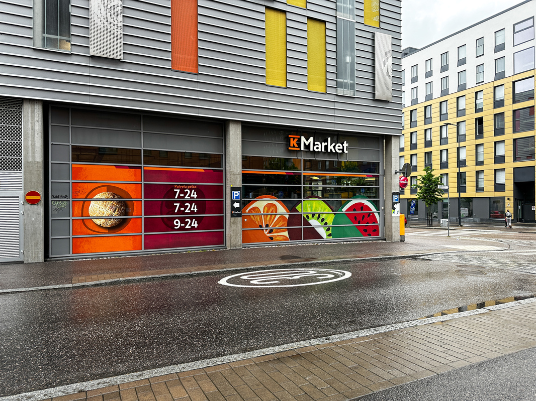 K-market lähes kulman takana, kauppakeskus Kivis myös vieressä