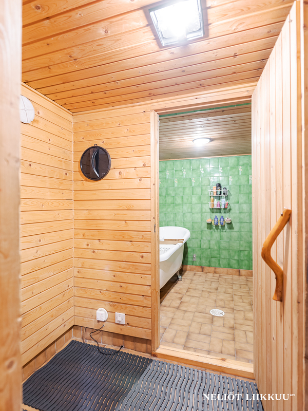 Pukuhuoneesta kylpyhuoneeseen kuvattu