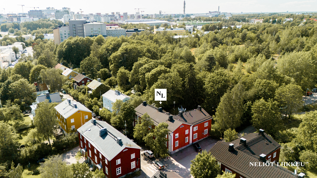 Vehreä puutaloalue Kumpulassa