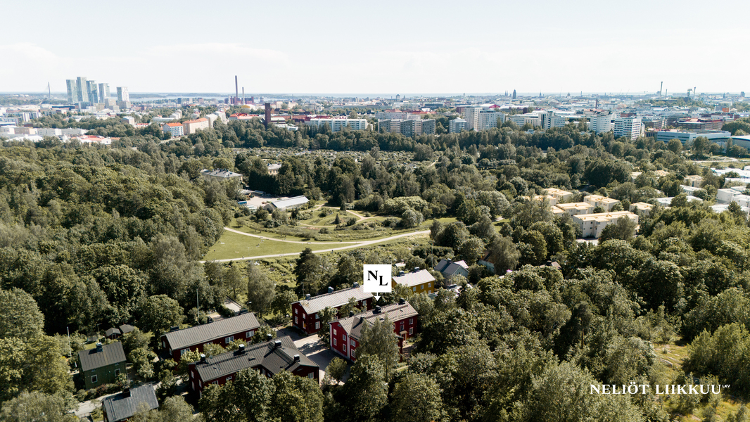 Vehreä puutaloalue Kumpulassa