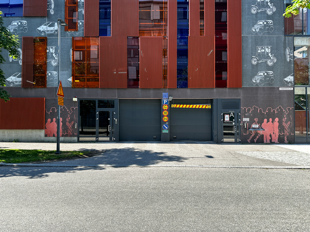 Vuokraan sisältyy viereisestä autohallista autohallipaikka