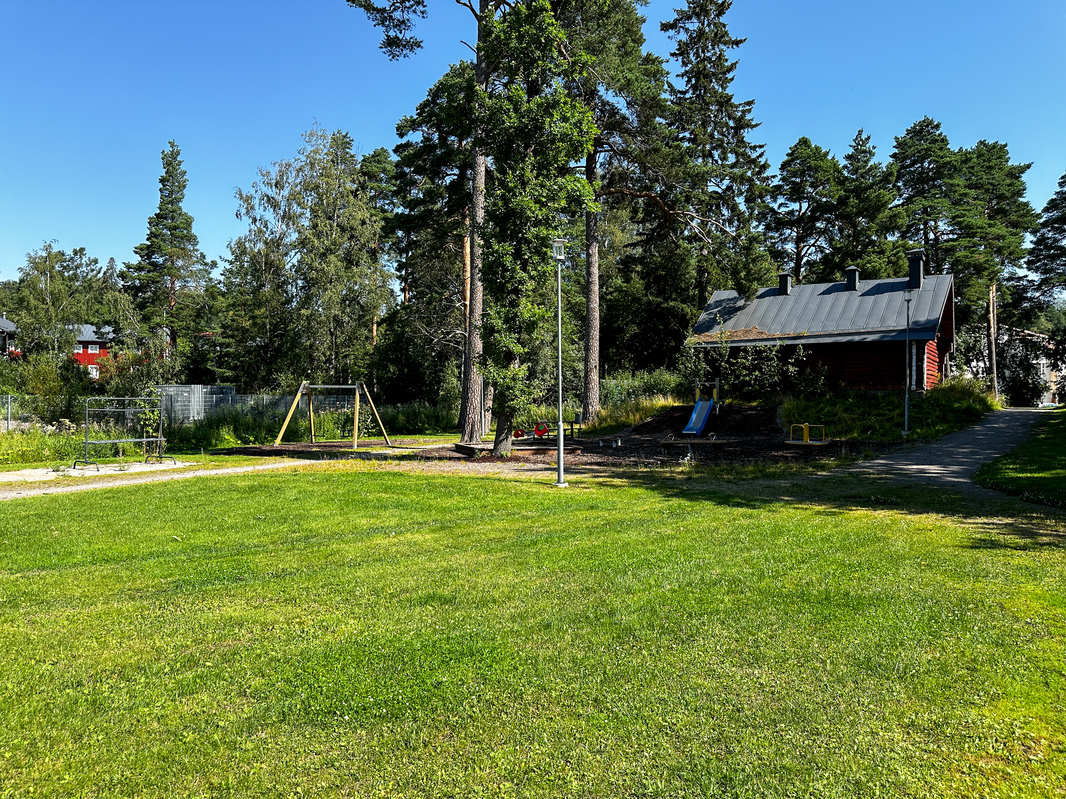 Taloyhtiön sisäpiha on ihanan puistomainen ja vehreä