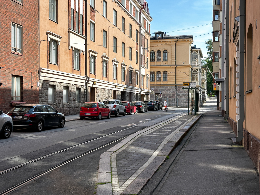 Ratikkapysäkki aivan vieressä muutaman askeleen päässä