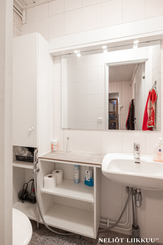 Kodinhoitohuoneen yhteydessä oleva wc