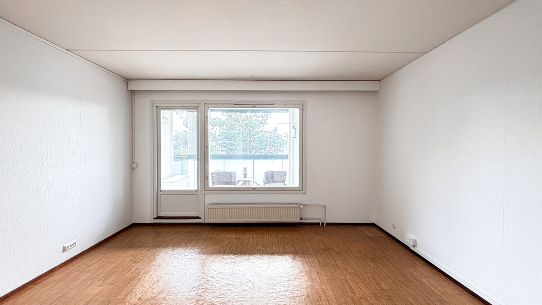 Olohuone jatkuu lasitetulle parvekkeelle