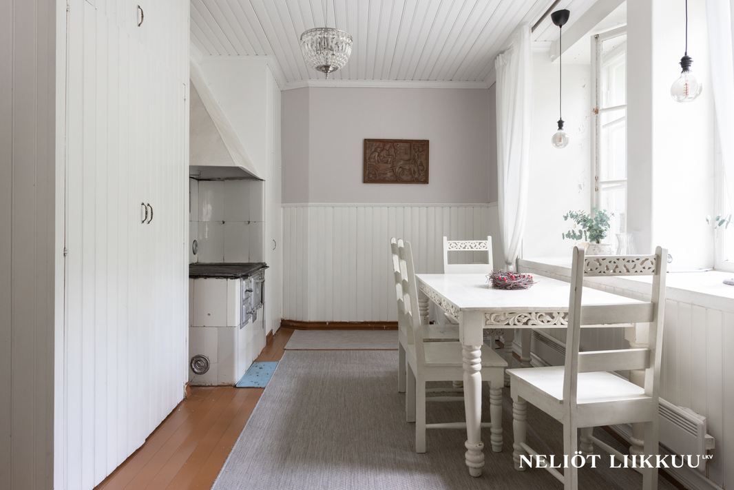Keittiö vesipisteellä ja työtasolla sekä puuhella