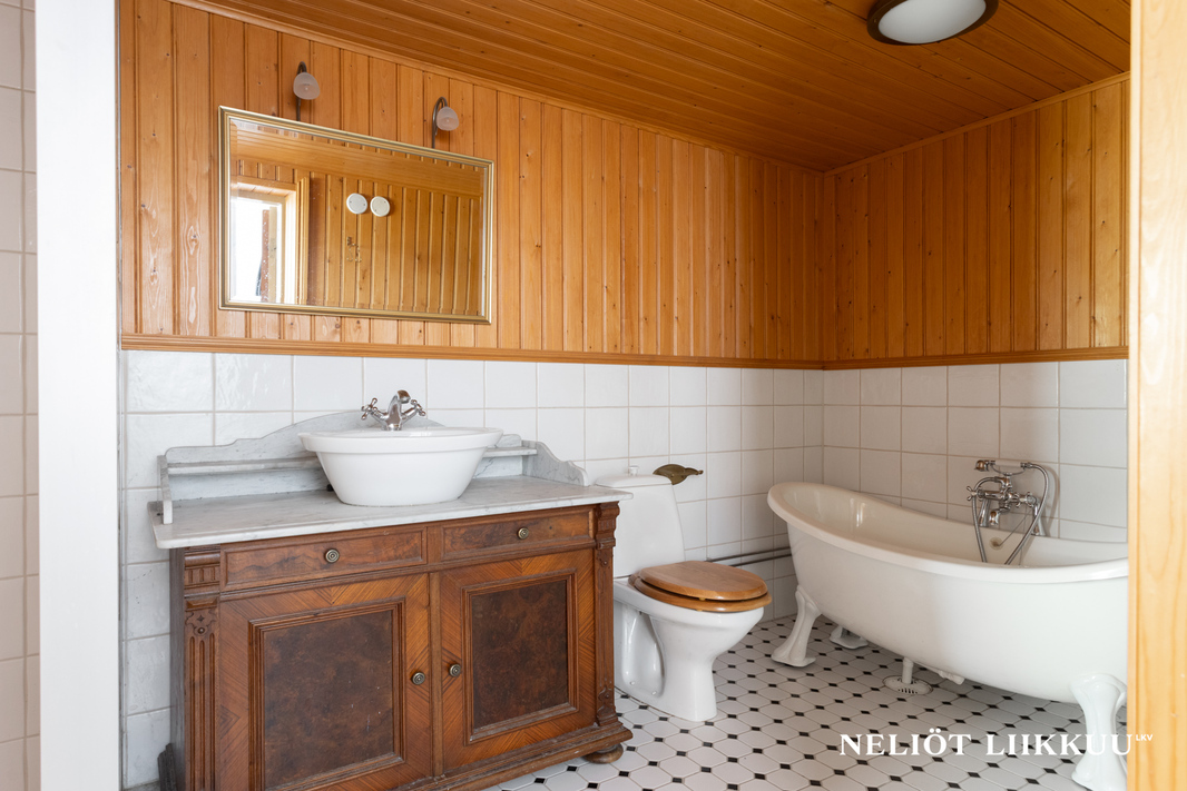 Kylpyhuoneessa amme ja wc-istuin
