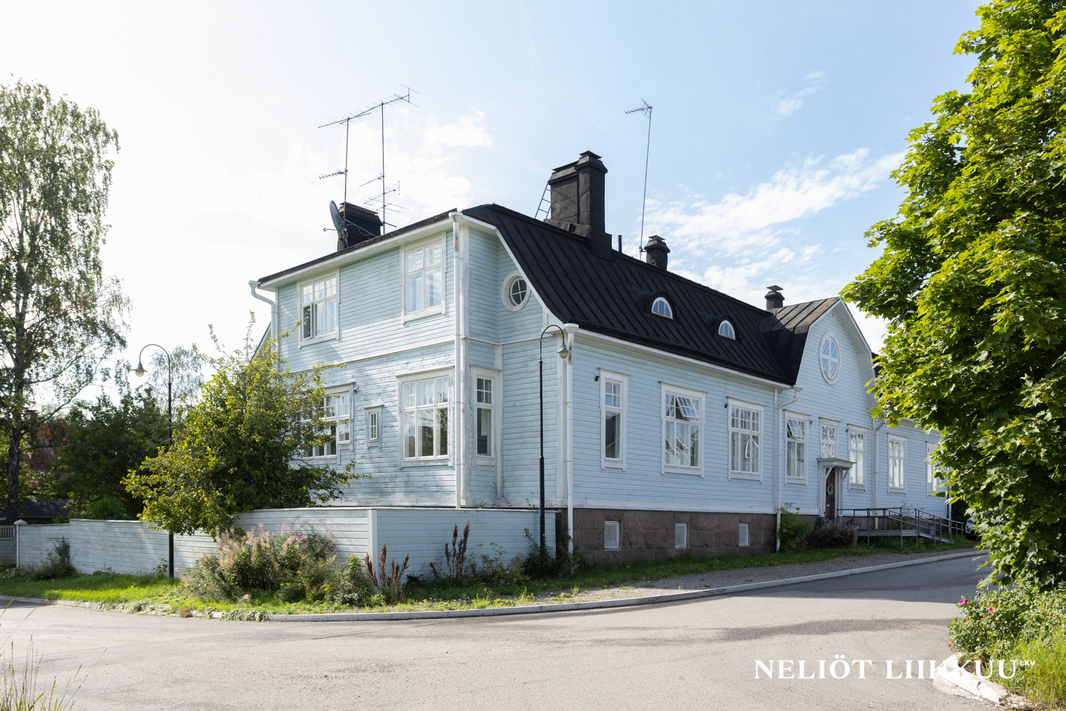 Julkisivu pääsisäänkäynti