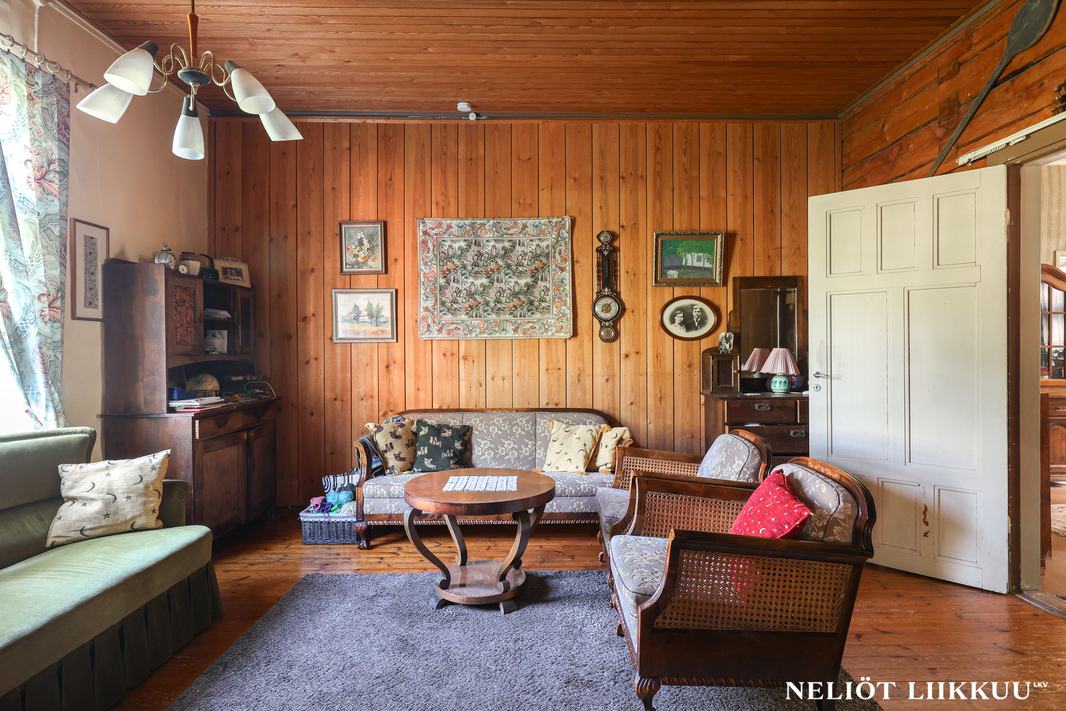 Päätalon takkahuoneesta