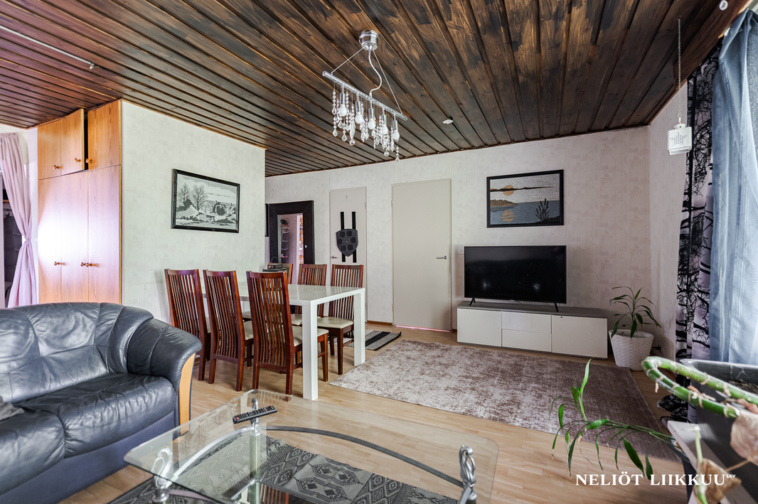 Tilavaan olohuoneeseen mahtuu myös ruokapöytä