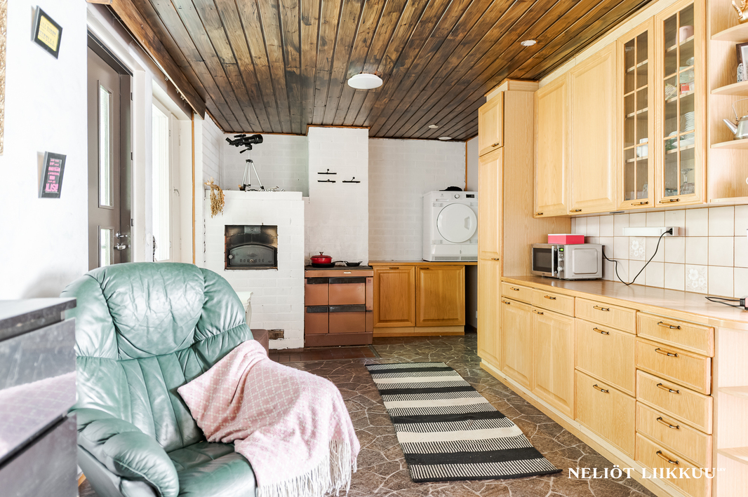 Puuhella sekä leivinuuni. Käynti takapihalle