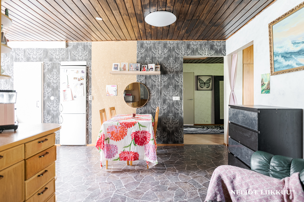 Keittiöstä eteiseen kuvattu