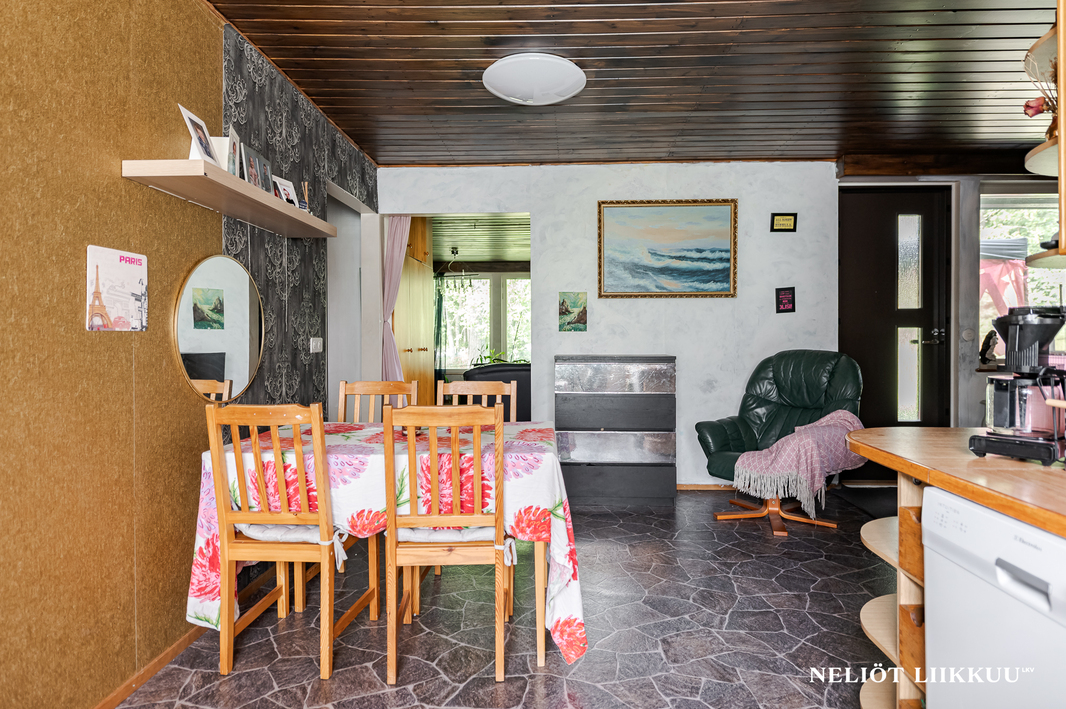 Keittiöön mahtuu ruokapöytä