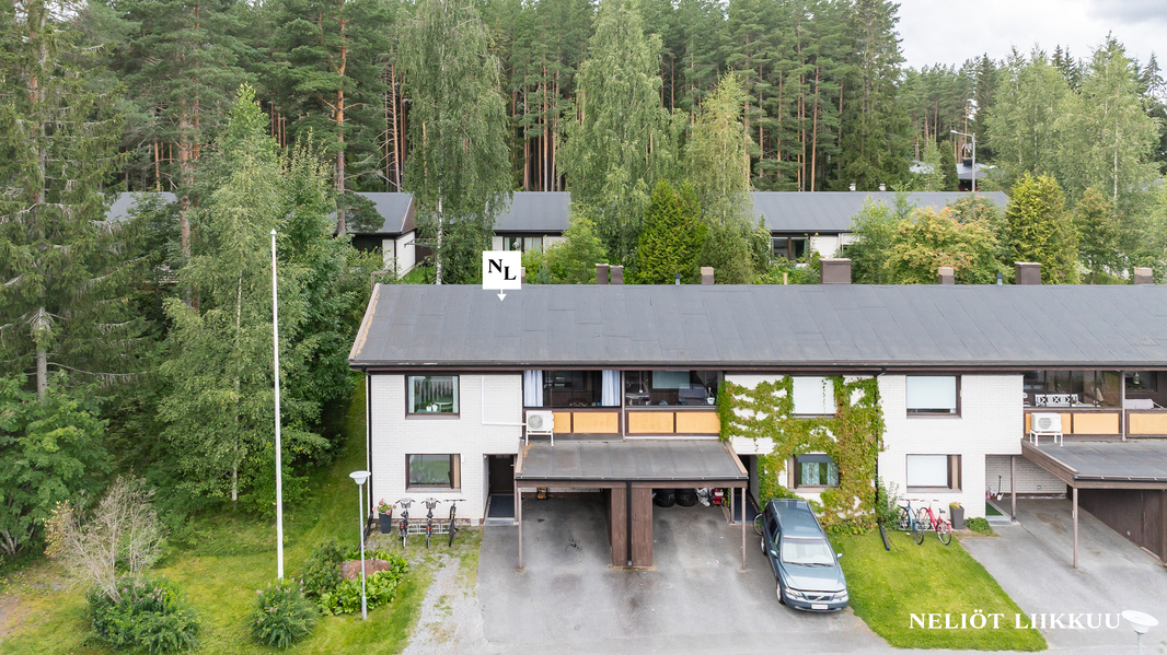 Autokatos asunnon edessä