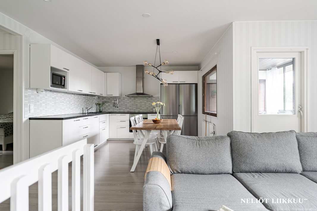 Olohuoneesta käynti lasitetulle parvekkeelle