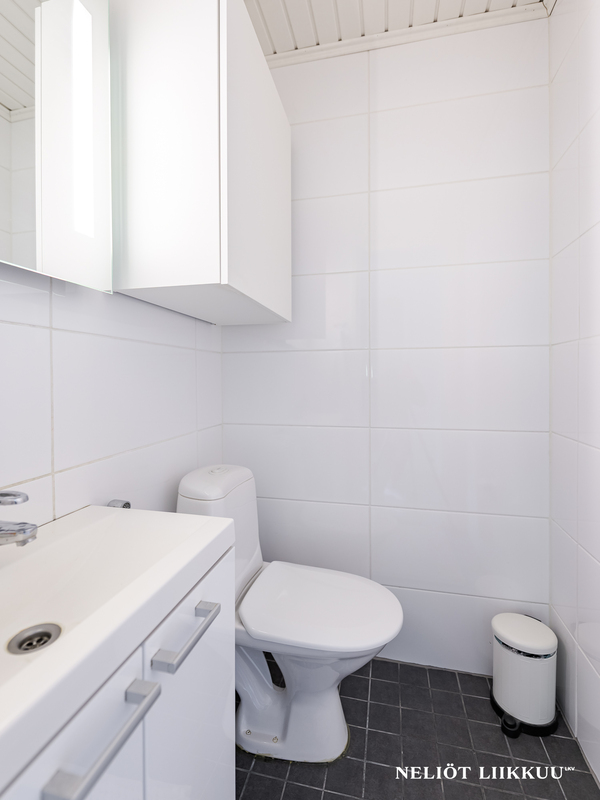 Yläkerran erillinen wc