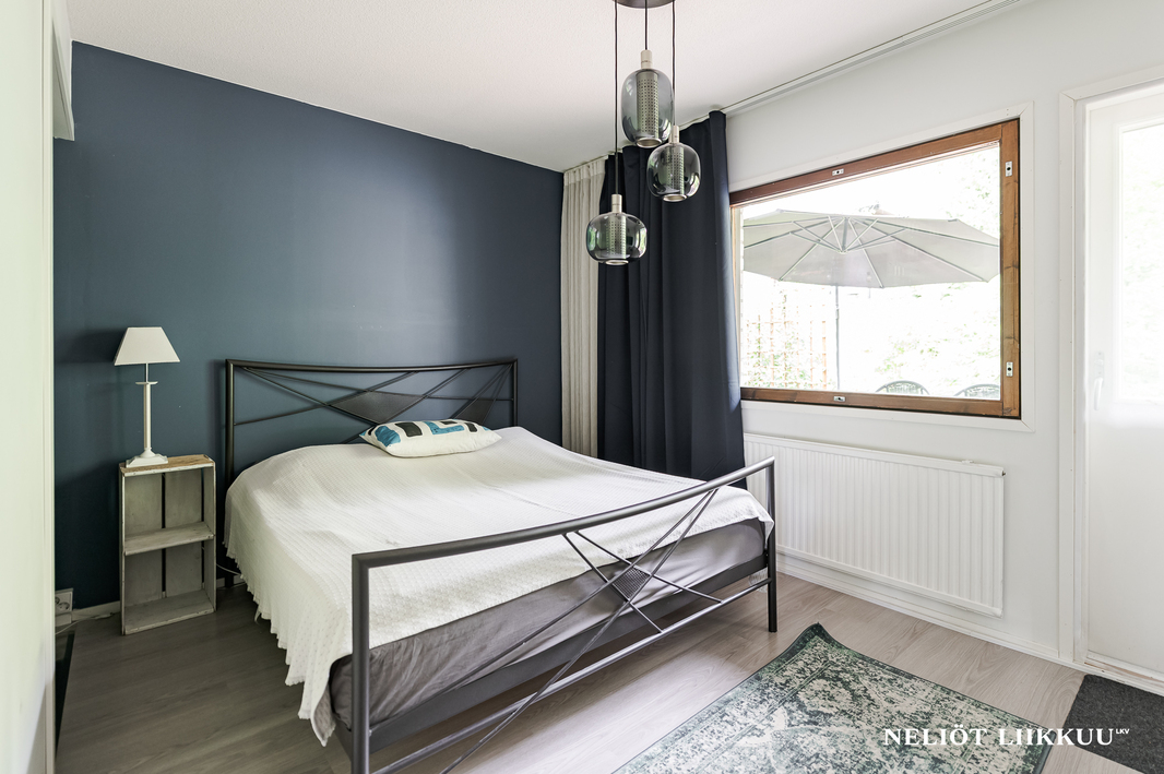 Makuuhuoneesta käynti viimeistellylle takapihalle