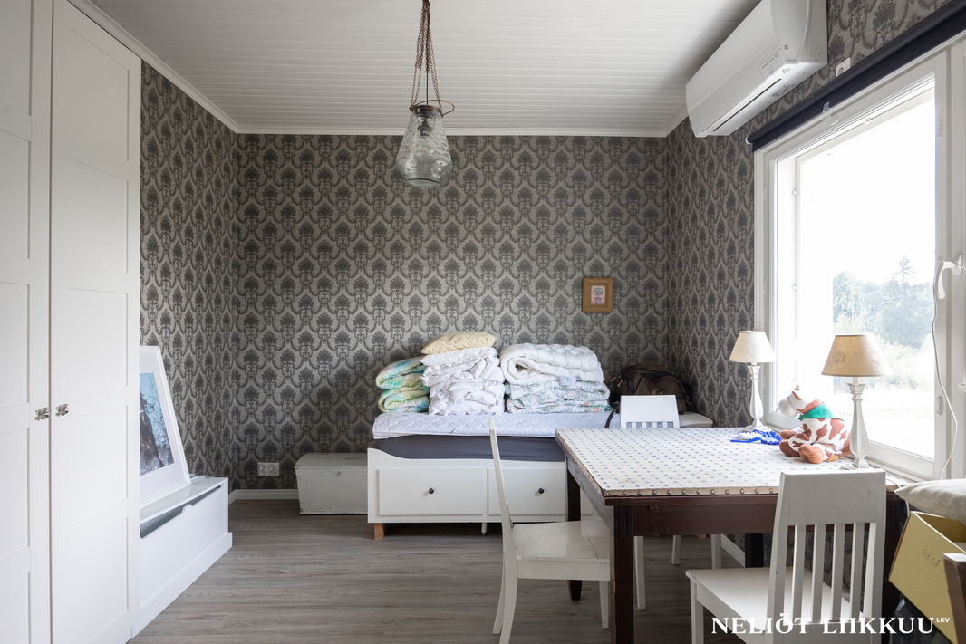 Alakerran makuuhuone