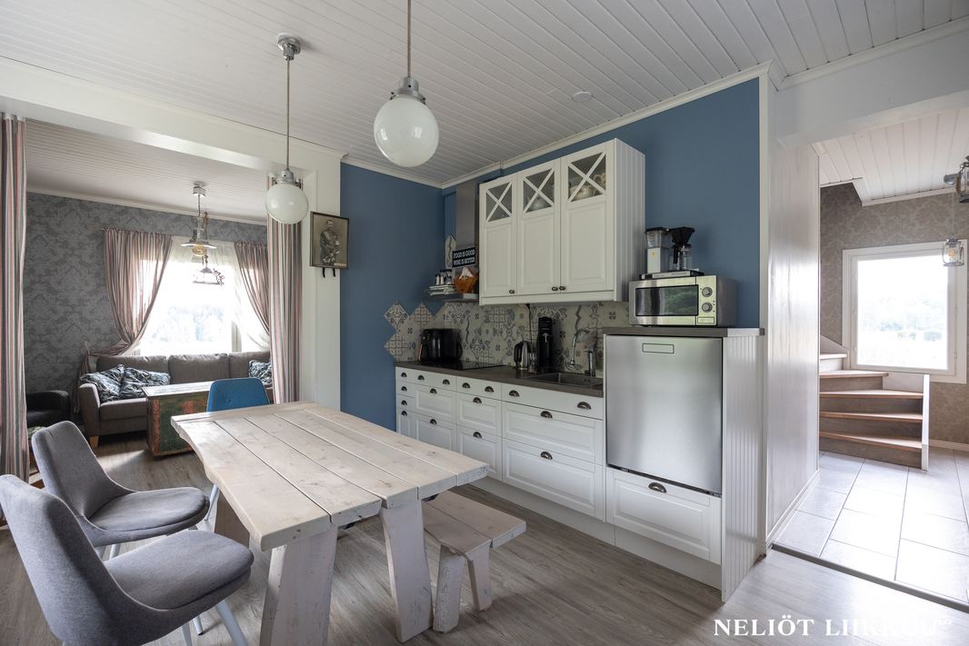 Keittiöön mahtuu pöytä