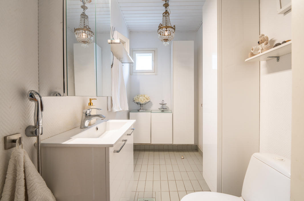 Erillinen wc, varaus suihkukaapille