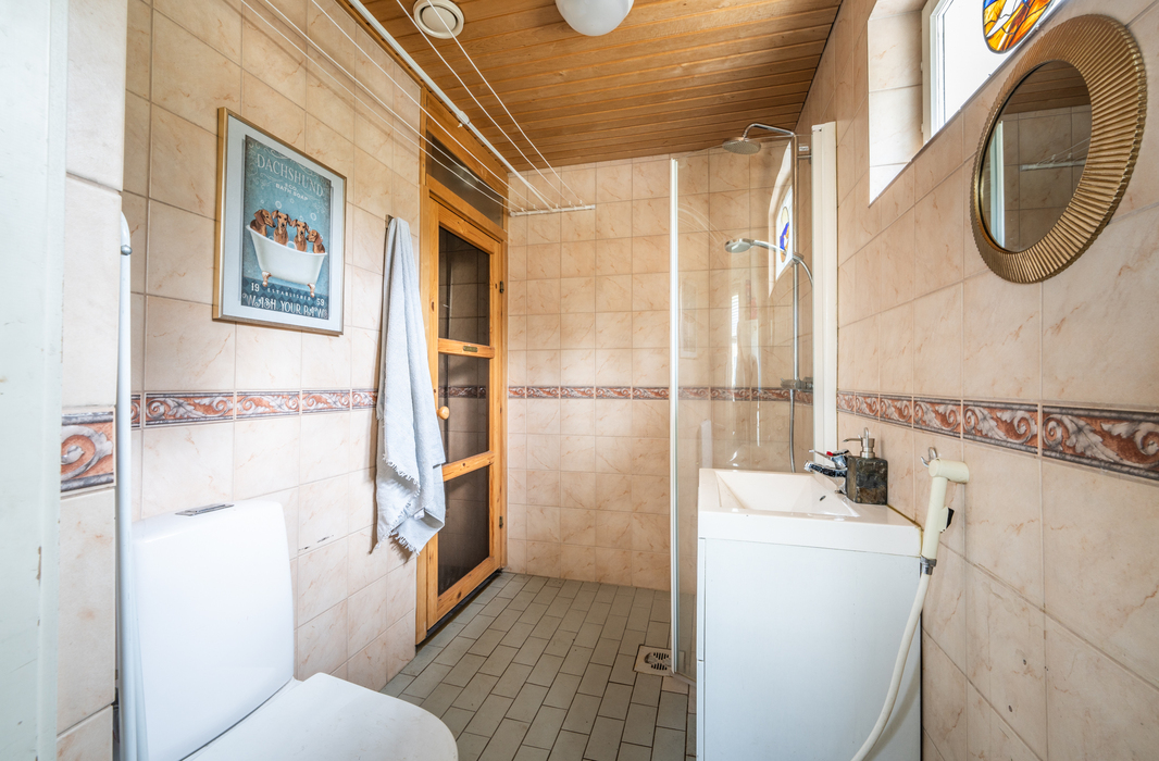 Ikkunallinen kaakeloitu kylpyhuone