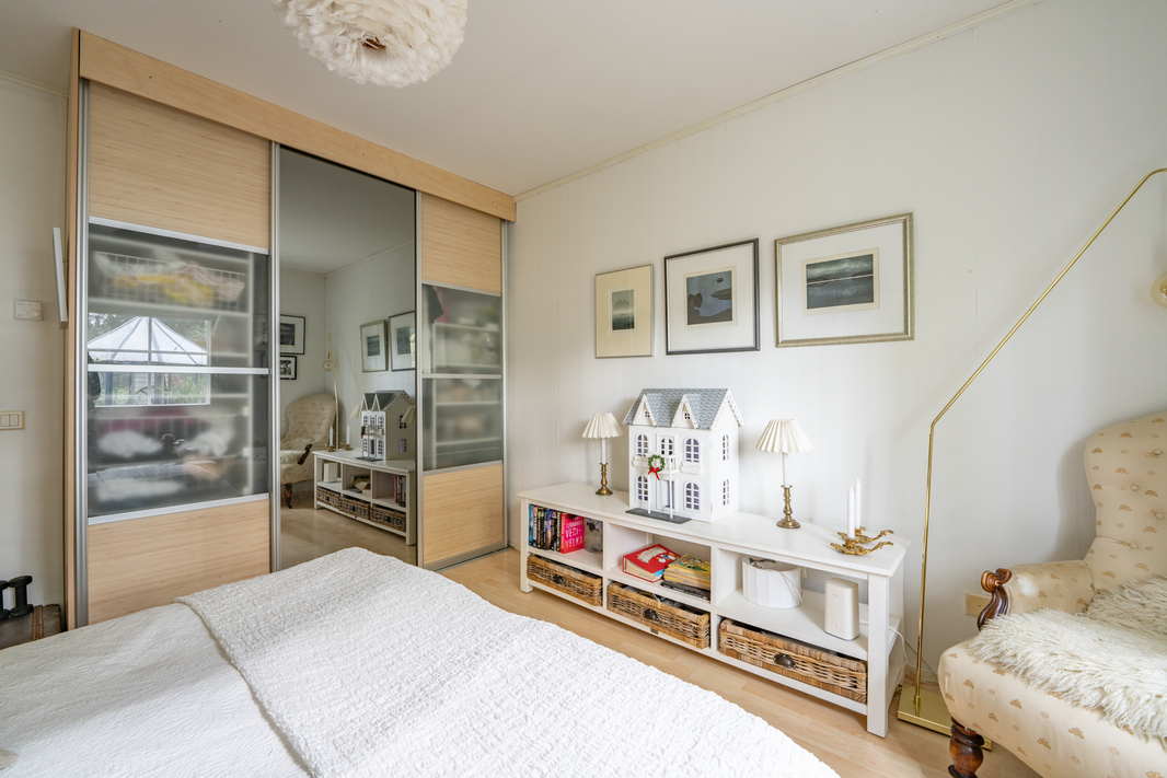 Makuuhuone 1 säilytyskaapistolla