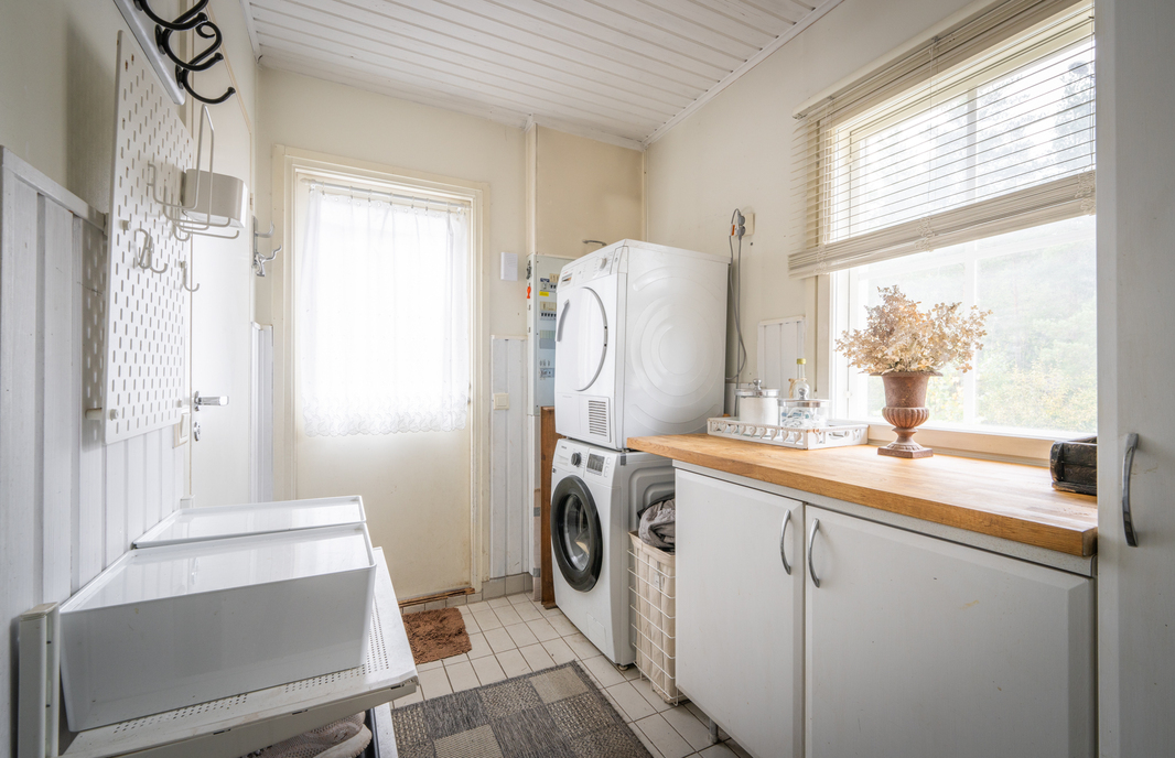 Valoisa kodinhoitohuone josta käynti ulos