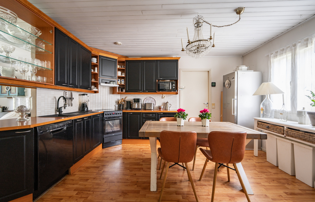 Valoisa koneellistettu avokeittiö