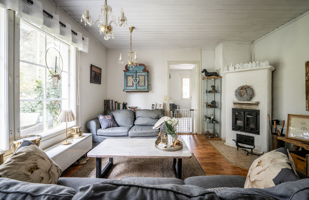 Olohuoneessa varaava takka