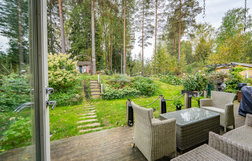 Terassi ja piha-alue