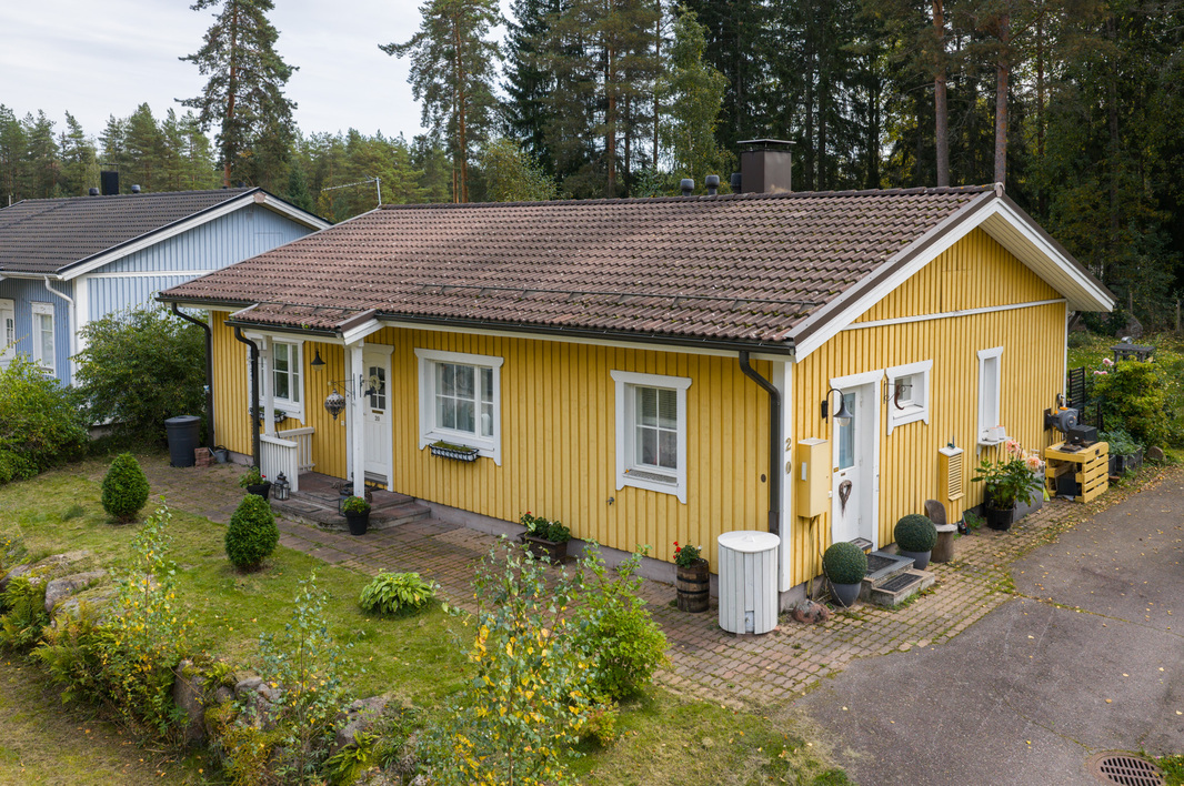 Julkisivu, autolle asvaltoitu pihatie