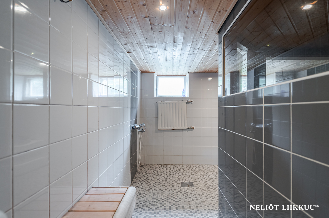 Upeaksi remontoitu kylpyhuone