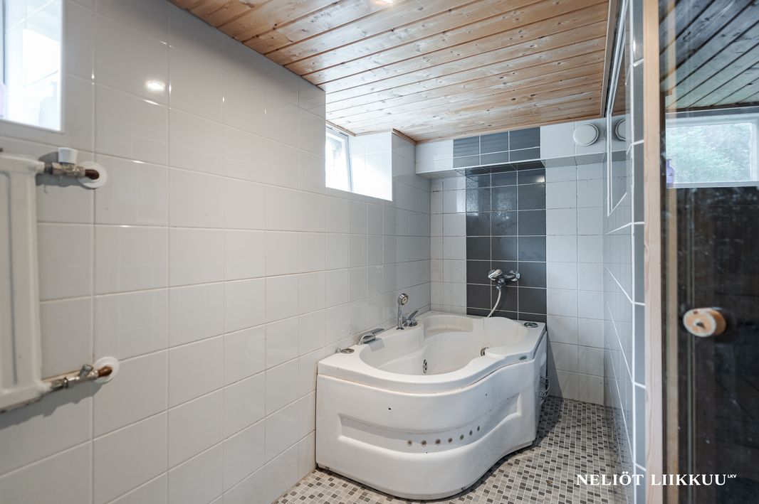 Kylpyhuoneessa poreallas