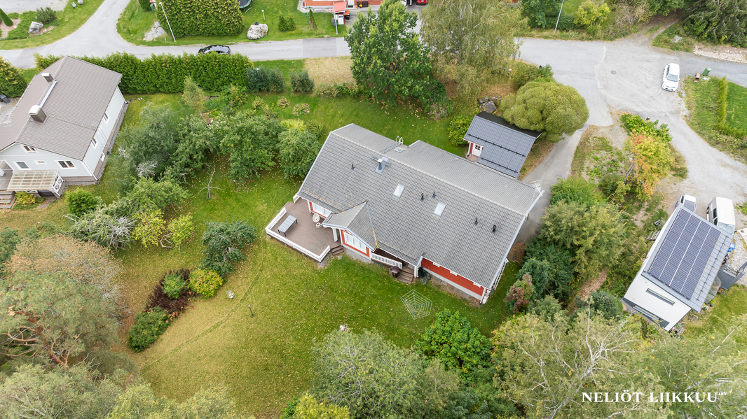 Suojaisa puutarhatontti