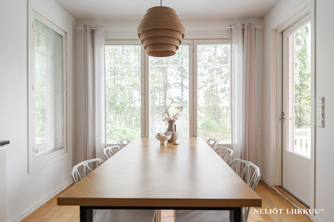 Käynti takapihan terassille