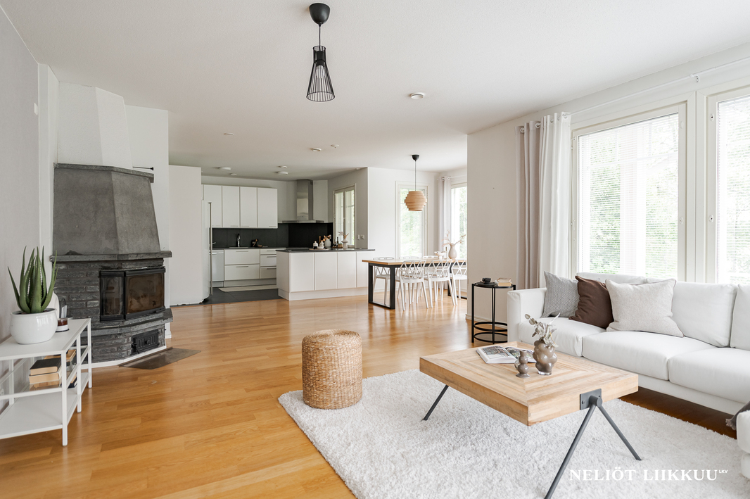 Olohuoneessa varaava takka