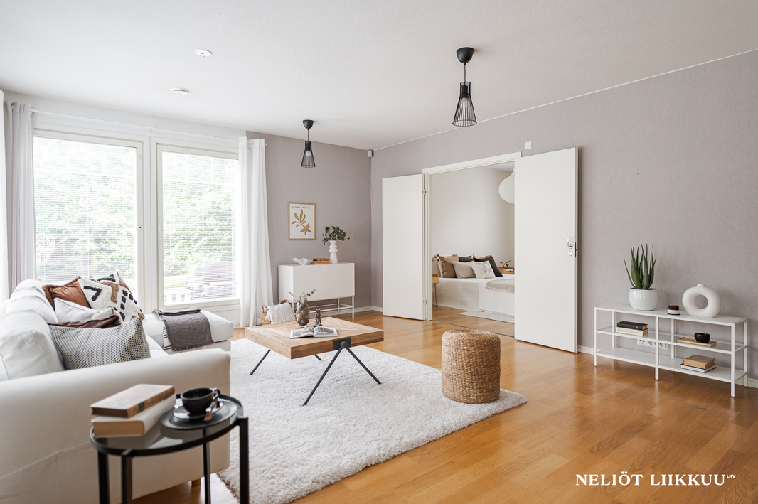 Olohuoneesta käynti päämakuuhuoneeseen