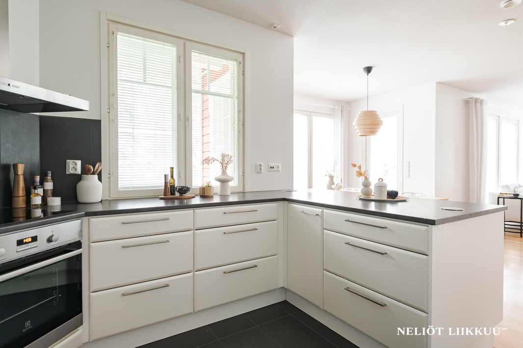 Keittiön ikkunasta näkymät järvelle