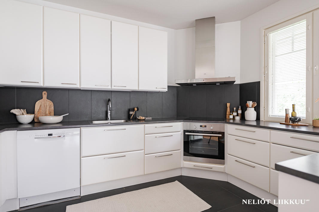 Kauniiksi remontoitu keittiö